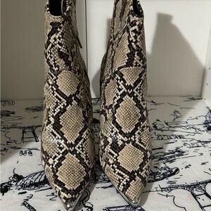 New steve madden Women's Snakeskin Ankle Boots 6